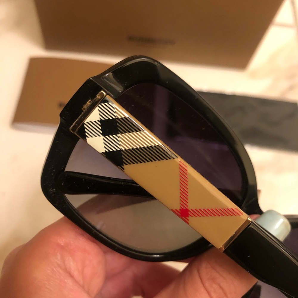 🔥NEW BURBERRY SUNGLASSES 🔥 - Picture 12 of 15